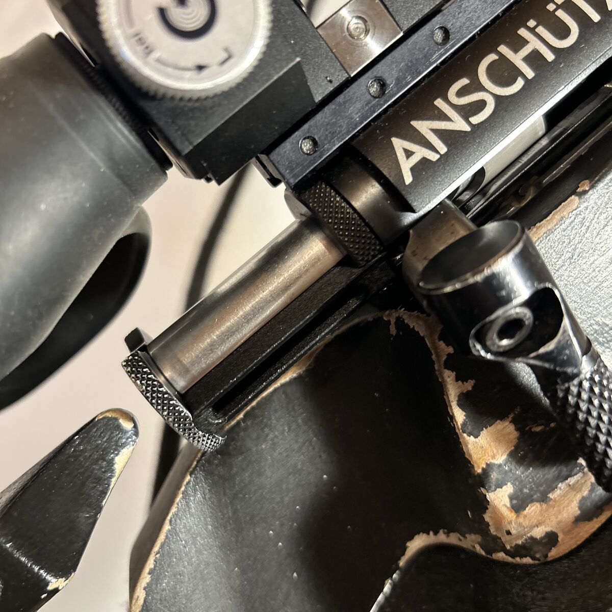 Clavette allégée ONIX lab montée sur la culasse d'une carabine de biathlon Anschütz